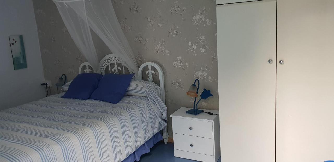 En Finca Las Dunas Dos Chalets Con Jacuzzis En Primera Linea De Playa , Uno De 4 Dormitorios Y Otro De 2 Dormitorios, Llama Al Seiscientos Veintisiete Cuatrocientos Diecisiete Trescientos Noventa Y Ocho Rota Ngoại thất bức ảnh