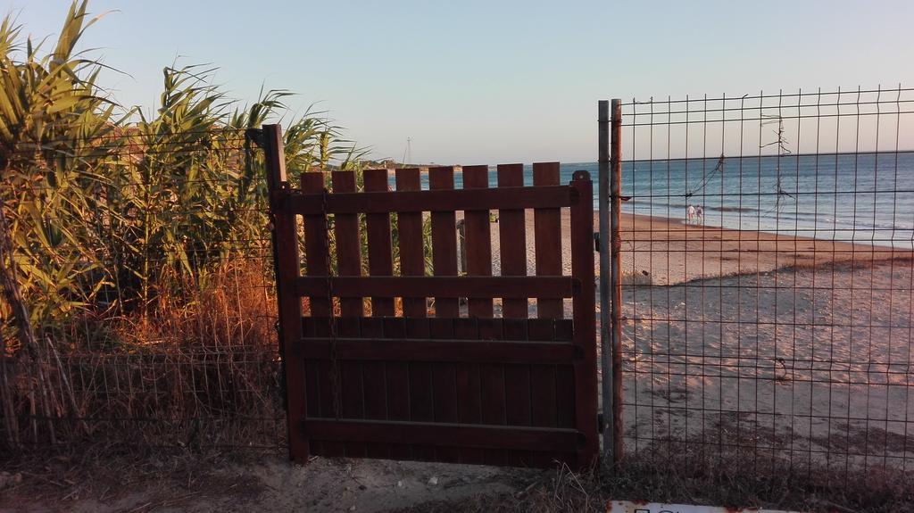 En Finca Las Dunas Dos Chalets Con Jacuzzis En Primera Linea De Playa , Uno De 4 Dormitorios Y Otro De 2 Dormitorios, Llama Al Seiscientos Veintisiete Cuatrocientos Diecisiete Trescientos Noventa Y Ocho Rota Ngoại thất bức ảnh